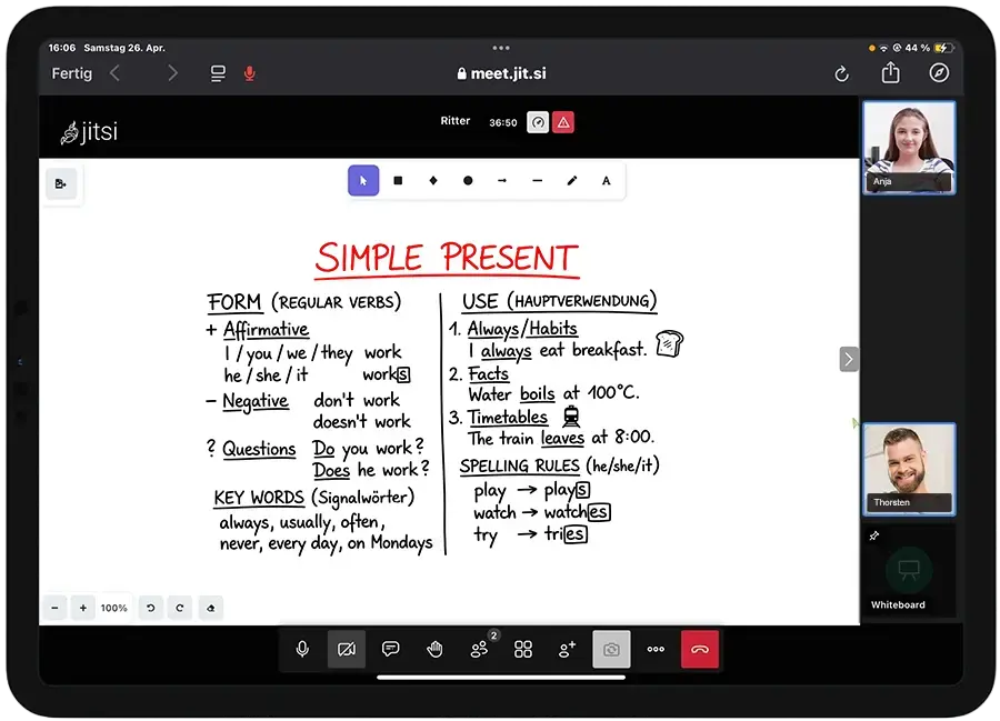 Nachhilfestunde auf dem Tablet: gemeinsames Whiteboard mit einer Übersicht zur Steigerung der Adjektive im Englischen, daneben zwei Videobilder